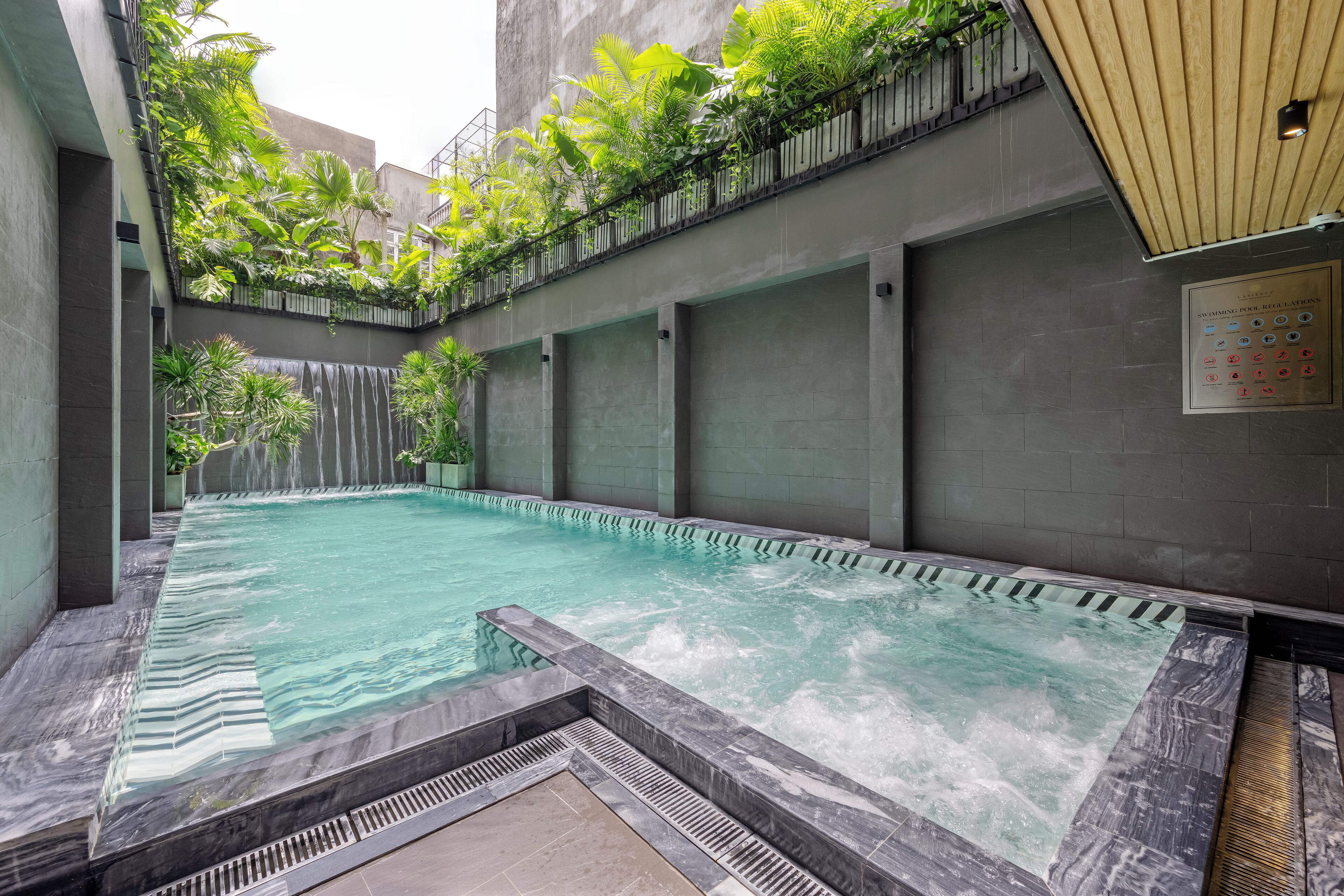 Una piscina al aire libre