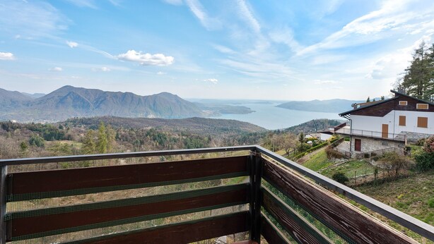 A balcony with a view of mountains and a lake. - Holiday Apartment Gran Vista in Premeno with Lake Maggiore View (Premeno)