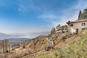 Property grounds - Gran Vista Holiday Apartment in Premeno with Lake Maggiore View (Premeno)