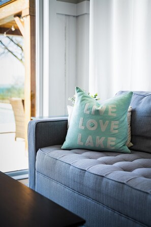 Smart TV, books - Lux Oasis, Pool Opens May 1 (Kingsville)