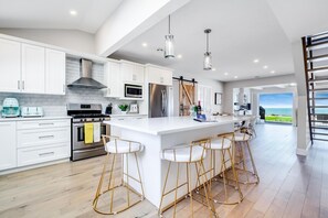 ثلاجة، ميكروويف، فرن، موقد طهي مسطح