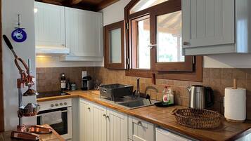 Fridge, oven, coffee/tea maker, electric kettle