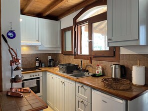 Fridge, oven, coffee/tea maker, electric kettle