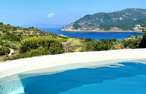 A swimming pool with a clear view of the sea and a mountainous landscape in the background. - Romantic Pergamonto Cottage with private Pool & SeaView (Skopelos)