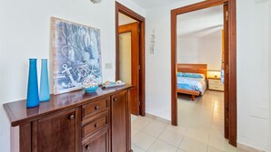 Ein Zimmer mit einem Bett, einem Schminktisch und einem Bild an der Wand.