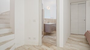Ein modernes Badezimmer mit Spiegel, Waschbecken und Holz-Badmöbel.