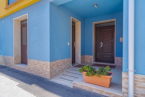 Exterior detail - Holiday Apartment "San Martino Sofia" with Private Terrace, Balcony & Wi-Fi (Cassibile)