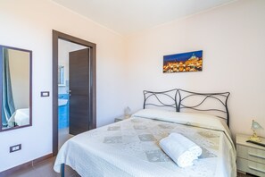 1 bedroom, free WiFi, bed sheets - Holiday Apartment "San Martino Sofia" with Private Terrace, Balcony & Wi-Fi (Cassibile)