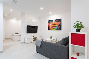 TV - Holiday Apartment "Alison's" with A/C & Wi-Fi (Alicante)
