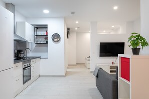 Fridge, microwave, oven, stovetop - Holiday Apartment "Alison's" with A/C & Wi-Fi (Alicante)