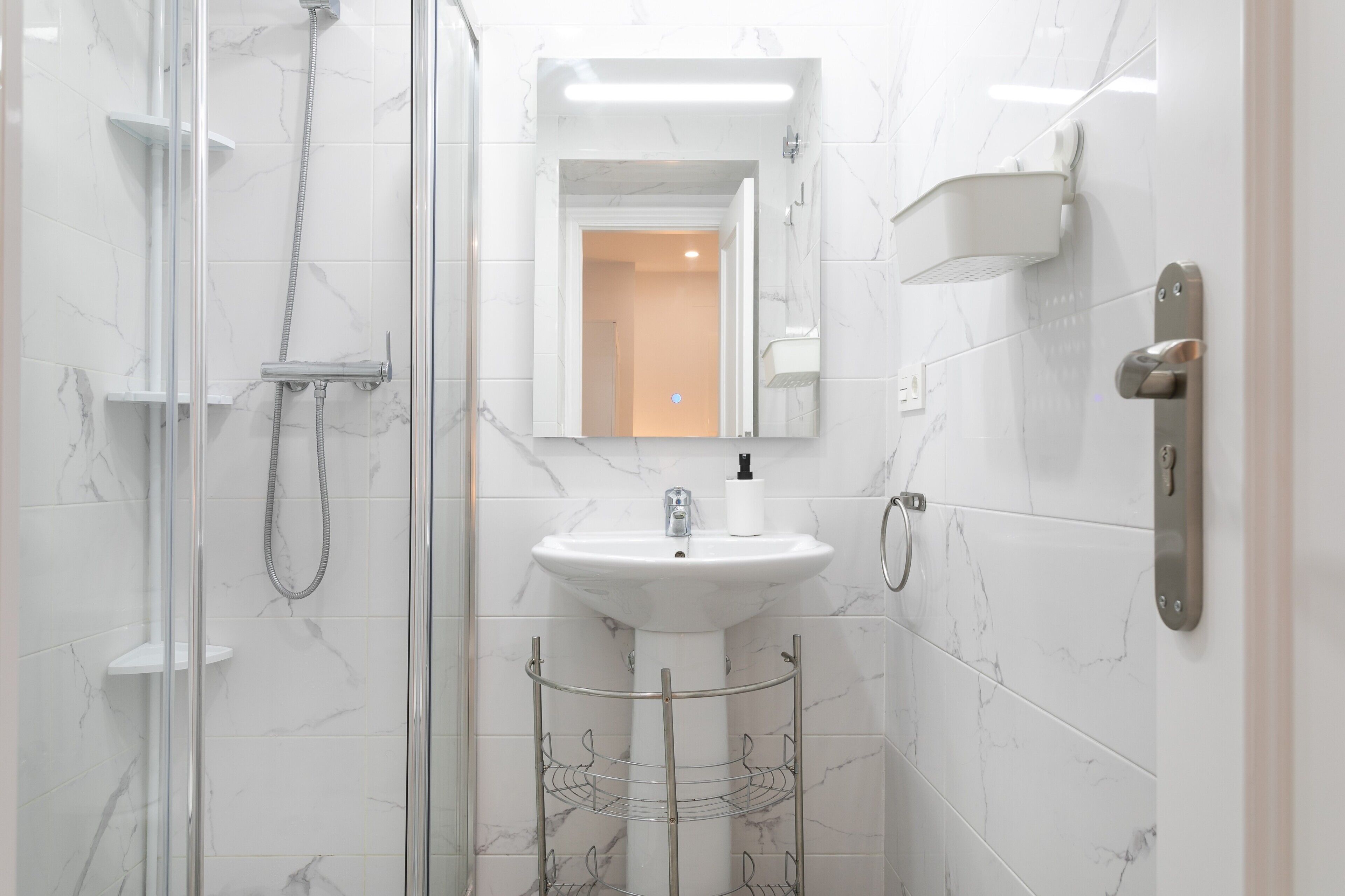 Een douche, een haardroger, handdoeken
