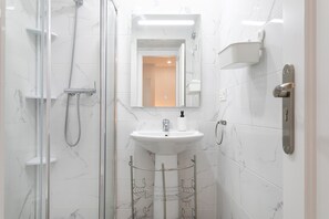 Shower, hair dryer, towels - Holiday Apartment "Alison's" with A/C & Wi-Fi (Alicante)