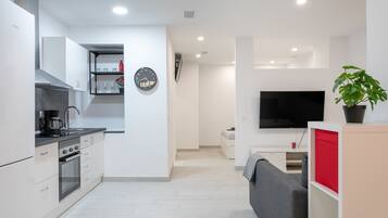 Frigorífico, microondas, horno y placa de cocina