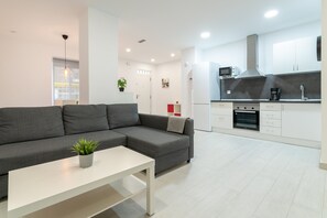 TV - Holiday Apartment "Alison's" with A/C & Wi-Fi (Alicante)