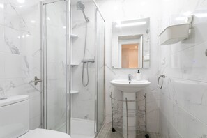 Shower, hair dryer, towels - Holiday Apartment "Alison's" with A/C & Wi-Fi (Alicante)