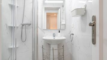 Douche, sĂšche-cheveux, serviettes fournies