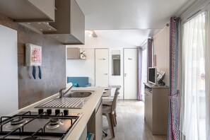 Køleskab, mikrobølgeovn, ovn, kogeplade