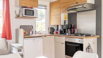 Frigorífico, microondas, horno y placa de cocina
