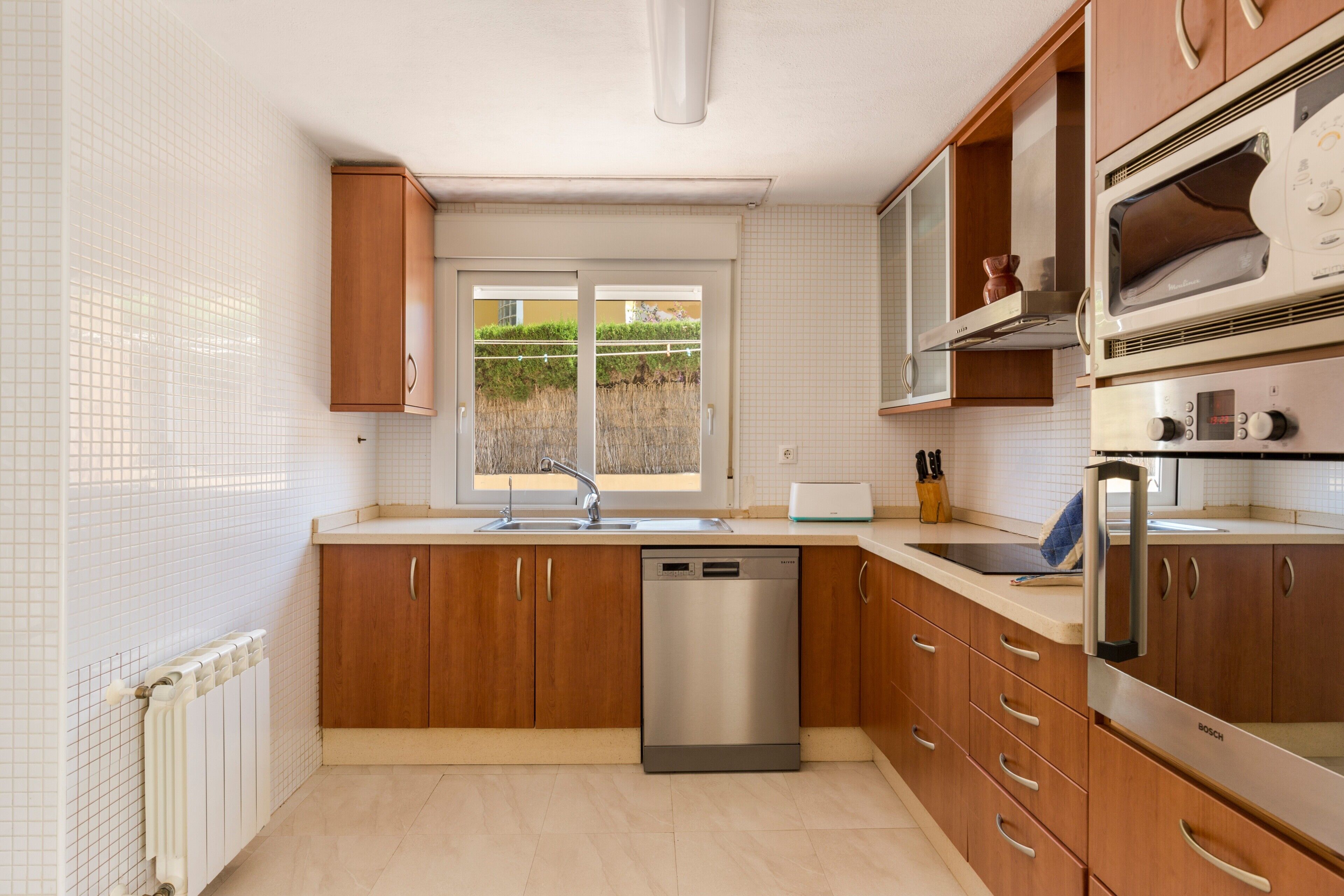 Kylskåp, mikrovågsugn, ugn och spishäll