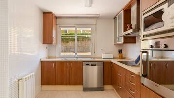 Kylskåp, mikrovågsugn, ugn och spishäll