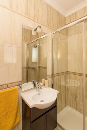 Badewanne, Haartrockner, Handtücher