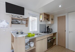 Geladeira, micro-ondas, fogão, cooktop