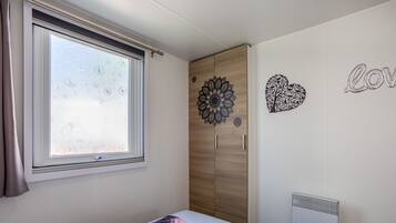 2 bedrooms, iron/ironing board