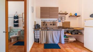 Frigorifero, microonde, piano cottura, macchina per tè/caffè