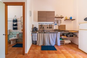 Frigorifero, microonde, piano cottura, macchina per tè/caffè