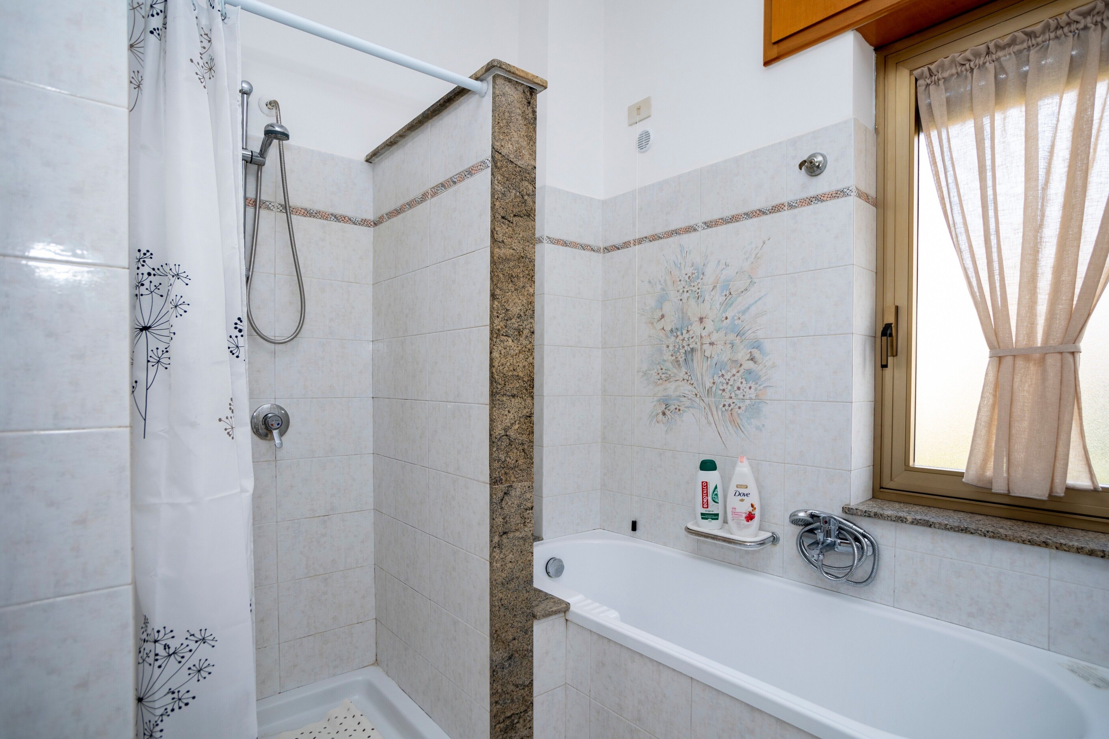 Baignoire, sèche-cheveux, serviettes fournies