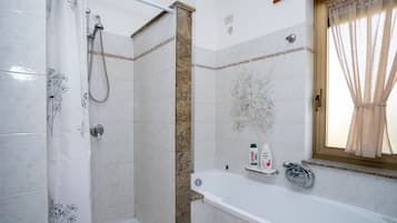 Baignoire, sĂšche-cheveux, serviettes fournies