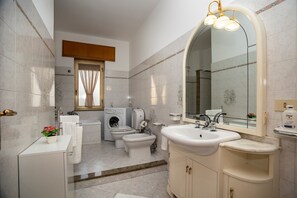 Baignoire, séchoir à cheveux, serviettes fournies