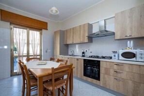 Een koelkast, een magnetron, een oven, een kookplaat