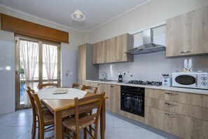 Fridge, microwave, oven, stovetop - Apartment 'Sicilia Bedda House' with Balcony and Wi-Fi (Rocca di Caprileone)