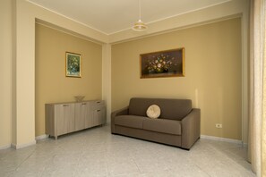 TV - Apartment 'Sicilia Bedda House' with Balcony and Wi-Fi (Rocca di Caprileone)