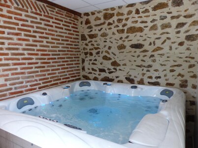 Casa rural con SPA, sala de juegos y cerca de granja, campo y rutas turísticas mágicas.