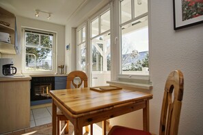 Kühlschrank, Ofen, Herdplatte, Wasserkocher mit Kaffee-/Teezubehör