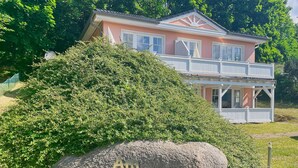 A house with a large rock in front labeled "Am Sonnenhang". - Die Ferienwohnung Nr. 02 in der Villa am Sonnenhang (G öhren)