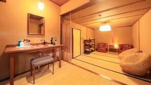 Ein traditioneller japanischer Raum mit Holzschreibtisch, einer Bank und Tatami-Böden.