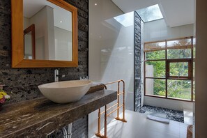 Deluxe Villa, 1 Bedroom, Valley View | Bathroom | Free toiletries, hair dryer, bathrobes, slippers - Kelusa Hill (Payangan)
