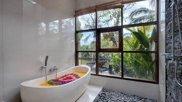 Villa Deluxe, 1 chambre, vue vallée | Salle de bain | Articles de toilette gratuits, sÚche-cheveux, peignoirs, chaussons