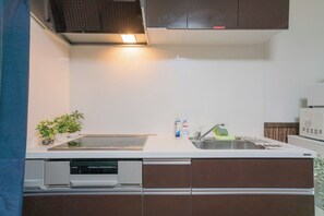 Kühlschrank, Mikrowelle, Kochgeschirr/Geschirr/Besteck