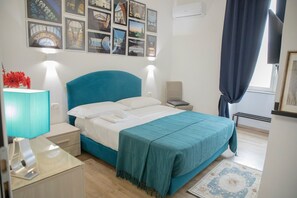 Frette Italian sheets, premium bedding, down duvets, memory-foam beds - H22 Hotel (Naples)