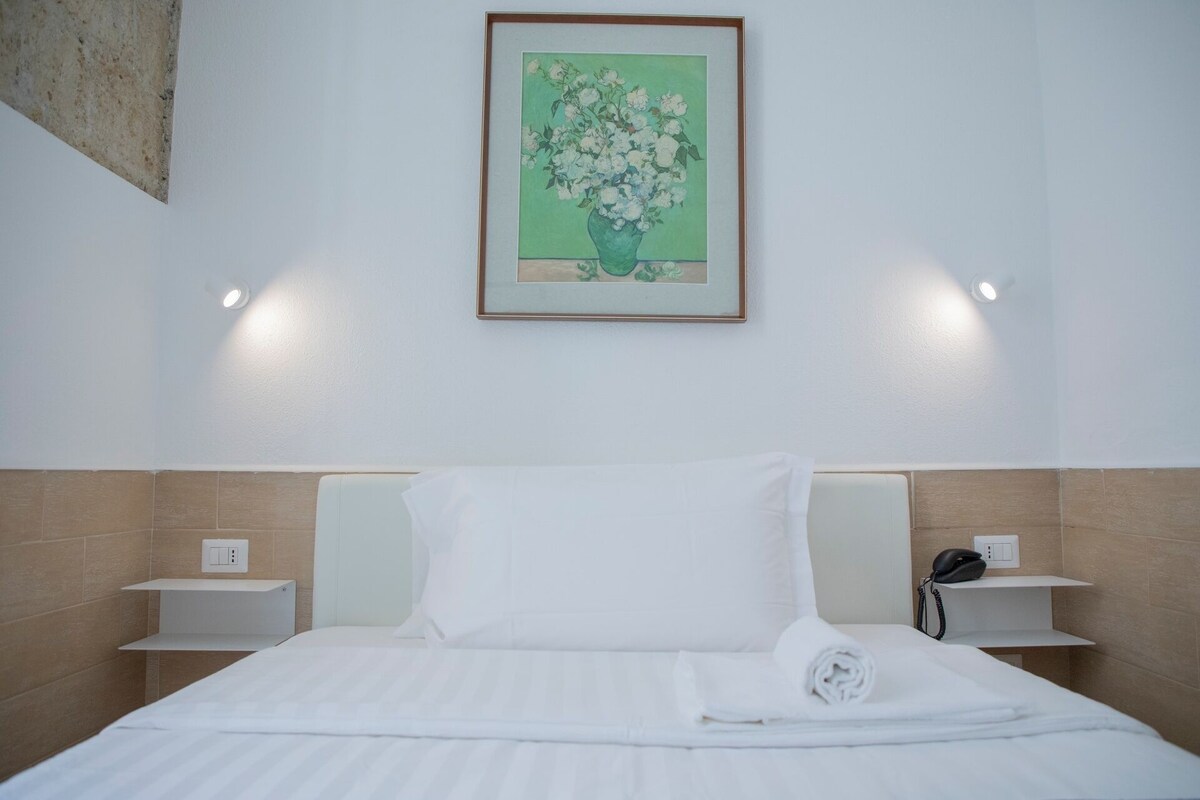 Basic Double Room | Cadar Frette Itali, peralatan tempat tidur premium, gebar bulu kapas 
