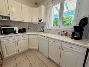 Oven, stovetop, dishwasher, coffee/tea maker - Quiet 3-room house, enclosed garden, pets welcome in La Brée-les-Bains (La Brée-les-Bains)
