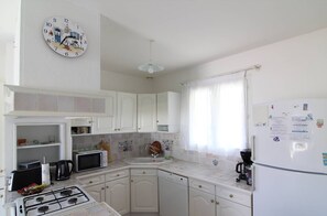 Four, plaque de cuisson, lave-vaisselle, cafetière/bouilloire
