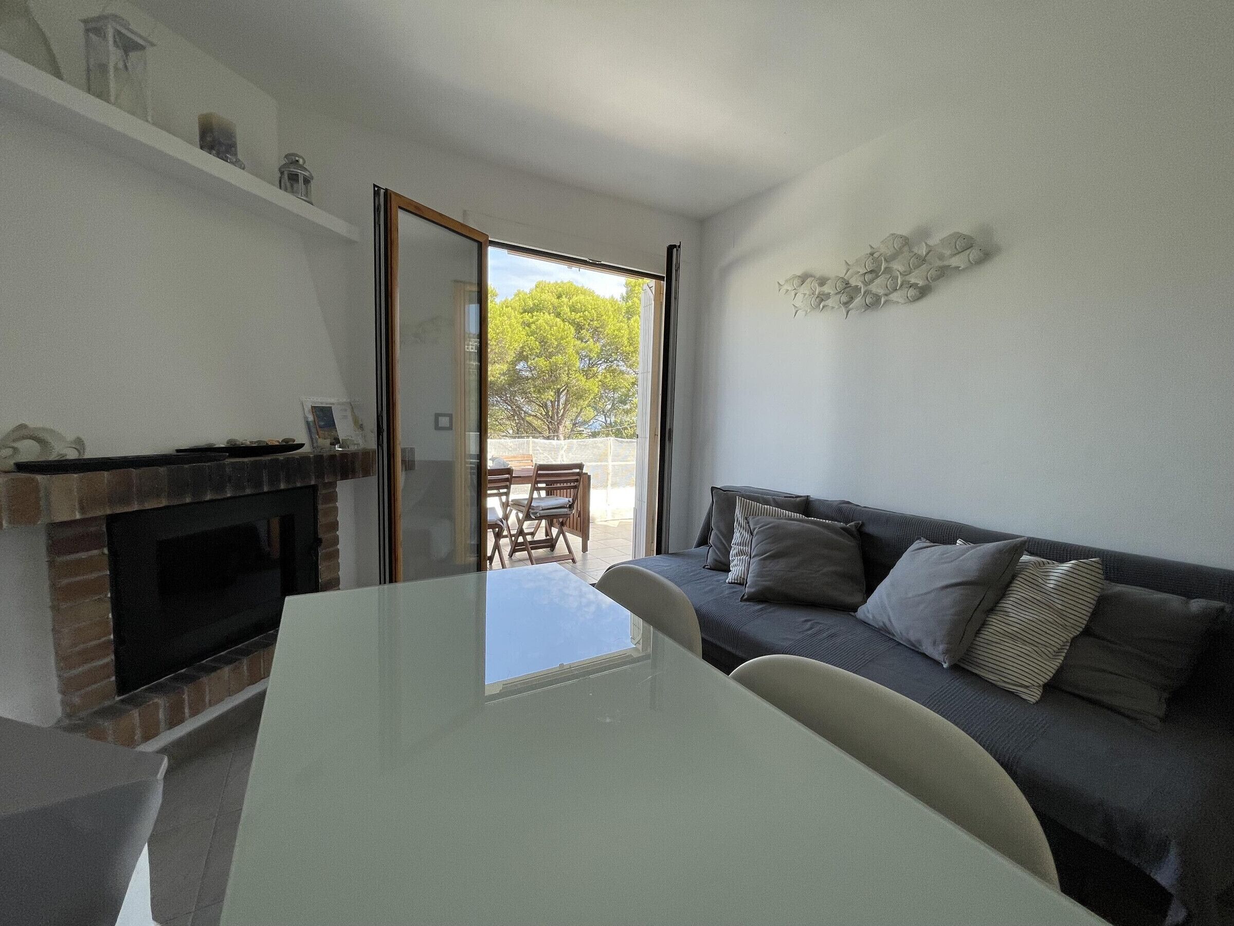 Televisión y chimenea 