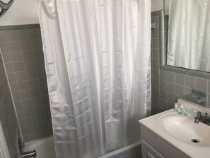 Een haardroger, handdoeken