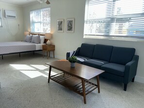 Een strijkplank/strijkijzer, wifi, beddengoed