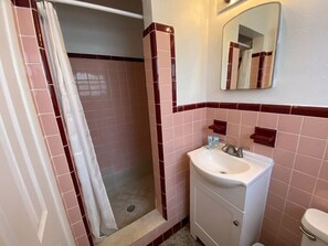 Een haardroger, handdoeken, toiletpapier